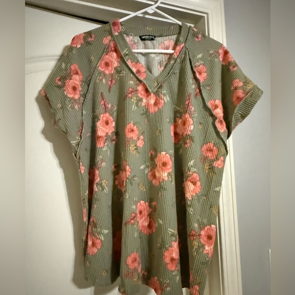 HEIMISH USA Pink Coral Floral Short Sleeve Top Med New wo tag